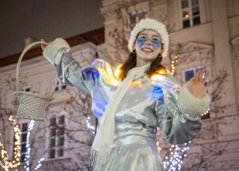 Szczudlarka z Krakowskiego Teatru Ulicznego Scena Kalejdoskop w Świątecznym stroju na Krakowskim Przedmieściu